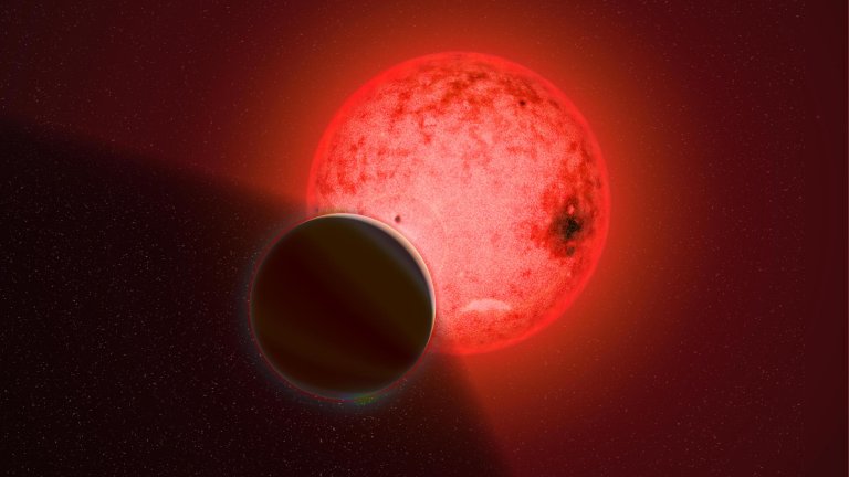 Planeta gigante orbitando estrela pequena desafia teorias de forma