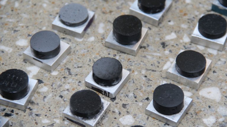 Cimento que conduz eletricidade e gera calor oferece novas funções