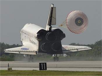 Astronautas da Endeavour reencontram familiares ainda na pista