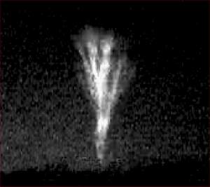 Cientista fotografa raio que sobe da tempestade para o espao
