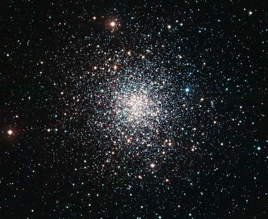 Enxame globular Messier 107 revela estrelas muito antigas
