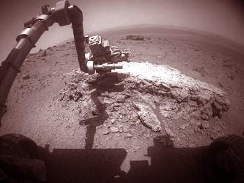 Rob Opportunity acha rocha indita em cratera marciana