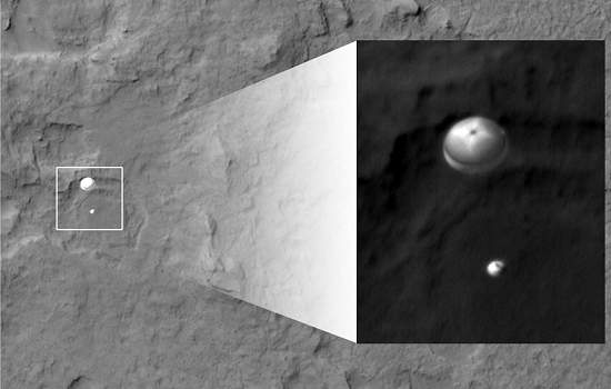 NASA mostra foto do robô Curiosity descendo de pára-quedas