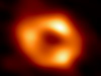 Astrônomos apresentam imagem do buraco negro no centro da Via Láctea