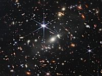 Por que o cu noturno  to escuro se o Universo est cheio de estrelas?