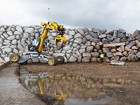 Trator robtico constri muro de pedra sozinho, sem tratorista