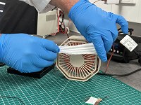 Tecido de isopor na frente do ventilador gera at 230V